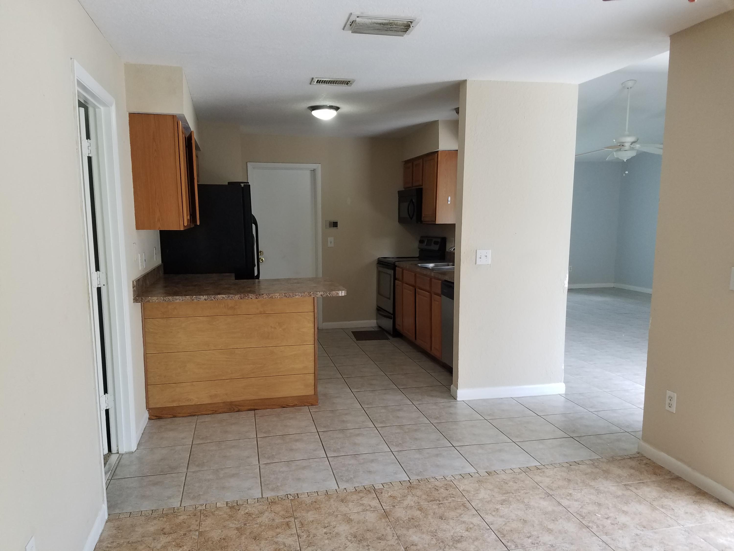 934 Southwest Longfellow Road Port St. Lucie, FL 34953 - Photo 7 of 26 kitchen