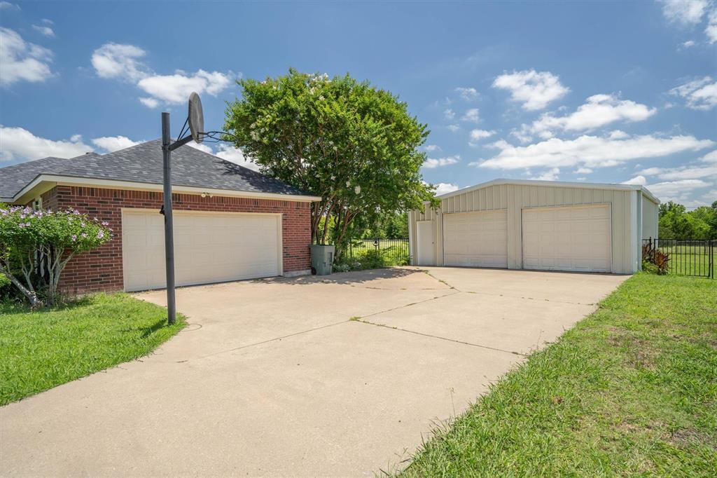 697 Meadowview Circle Van Alstyne, TX 75495 - Photo 3 of 25