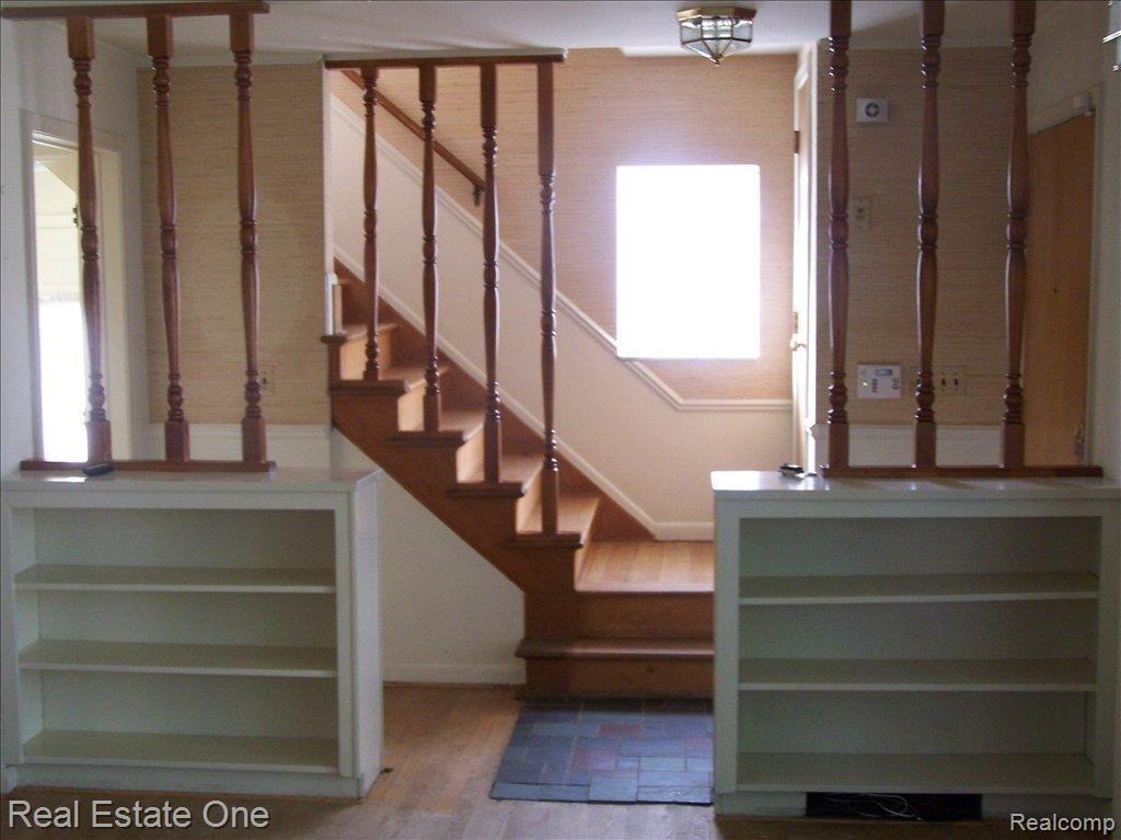 119 Maplefield Road Pleasant Ridge, MI 48069 - Photo 3 of 19 Living Room view to foyer and st