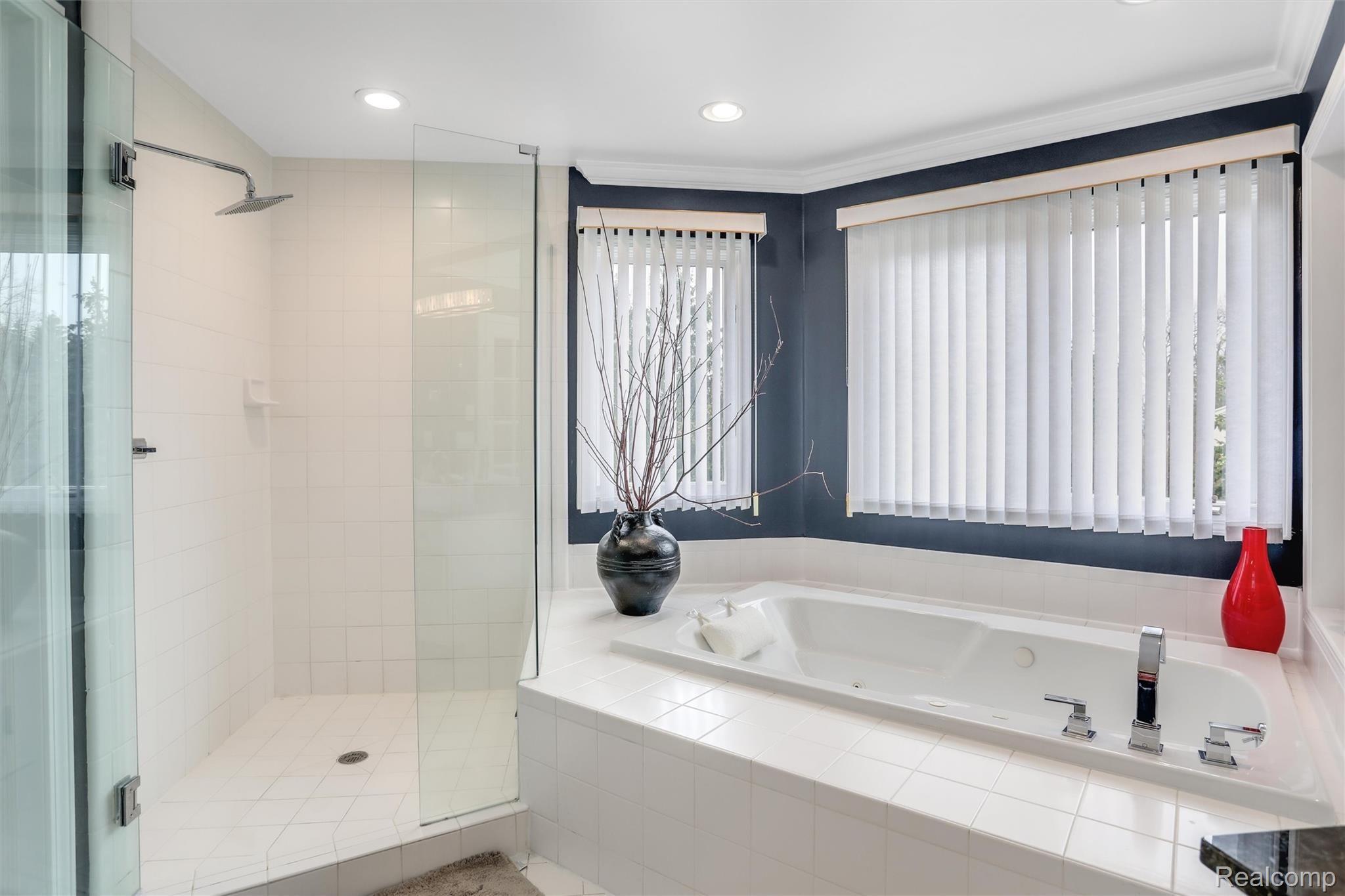 2098 Mapleridge Road Rochester, MI 48309 - Photo 22 of 40 Primary bath soaking tub with separate shower.