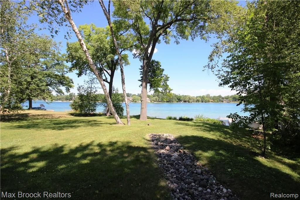 6290 Commerce Road West Bloomfield, MI 48324 - Photo 6 of 51