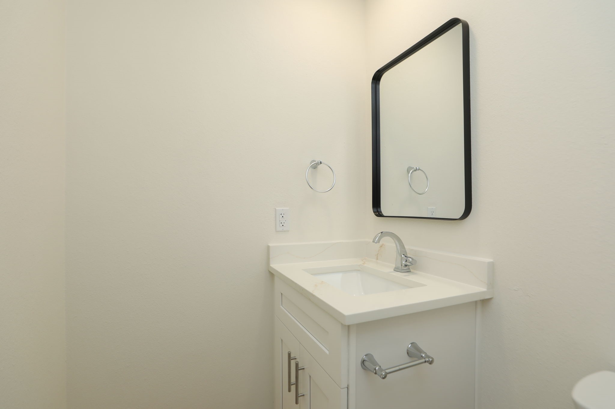1115 Augusta Drive, Unit A2 Houston, TX 77057 - Photo 16 of 30 1st floor powder room