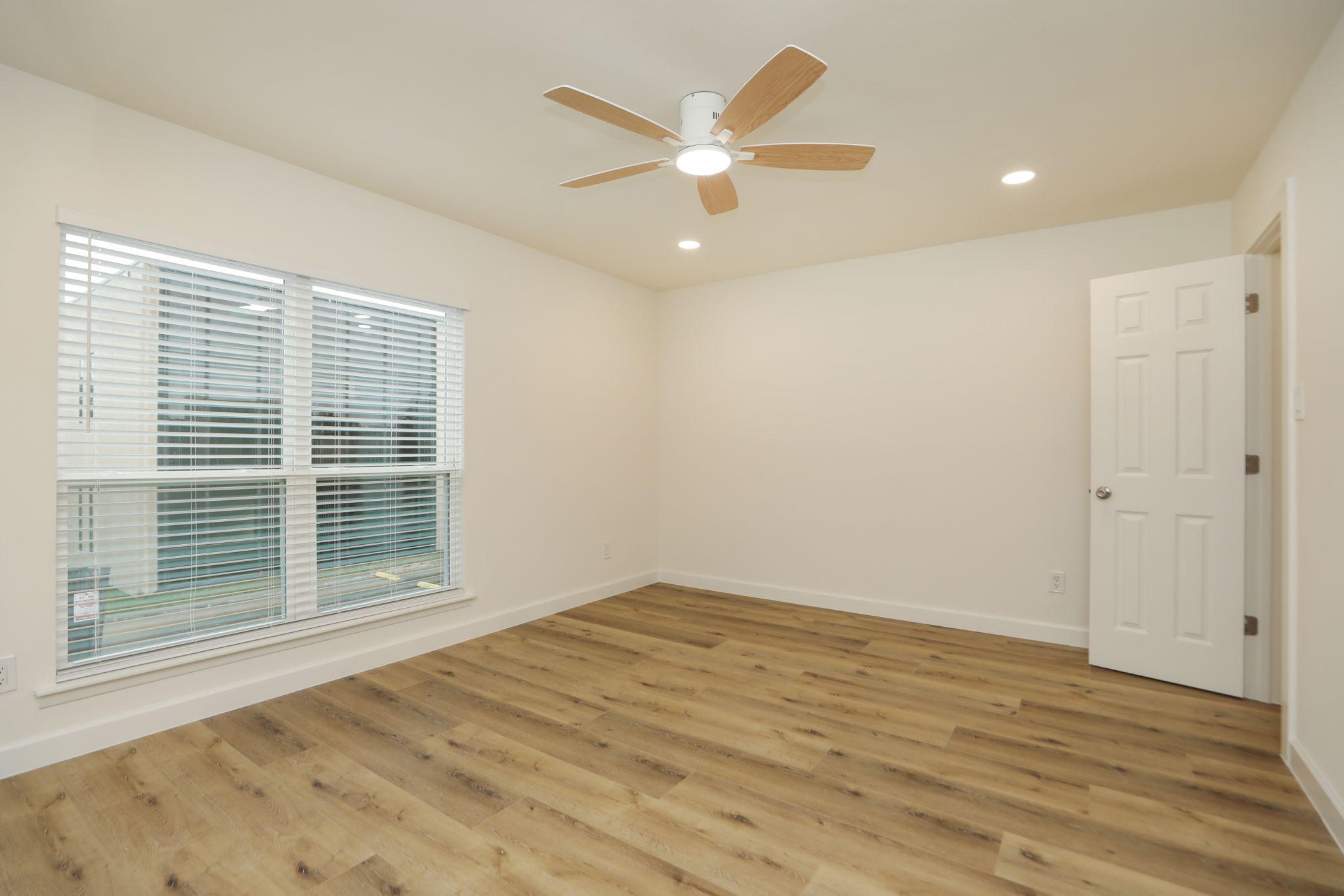 1115 Augusta Drive, Unit A2 Houston, TX 77057 - Photo 18 of 30 bright light master bedroom