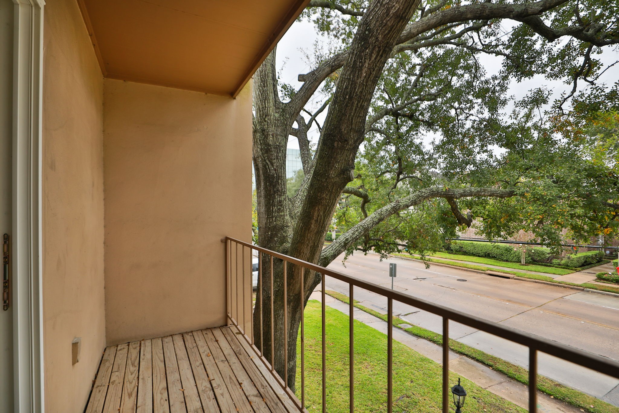 1115 Augusta Drive, Unit A2 Houston, TX 77057 - Photo 27 of 30 large balcony overlooking Augusta