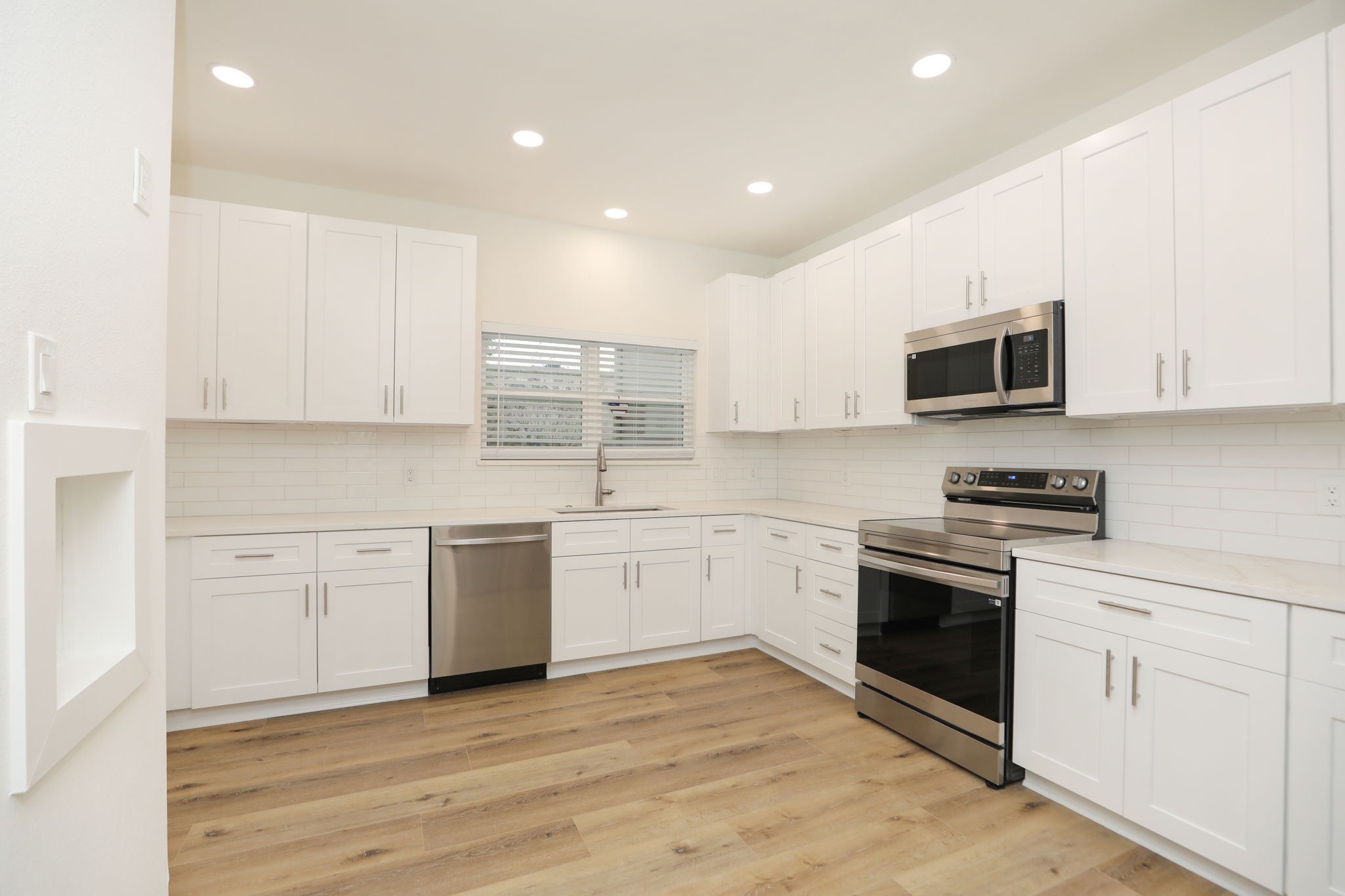 1115 Augusta Drive, Unit A2 Houston, TX 77057 - Photo 10 of 30 magnificent eat in kitchen with quartz counters subway tile back splash and everything else