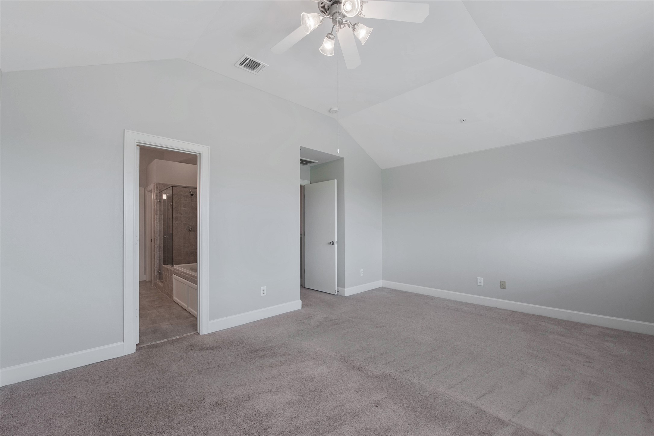 7650 Springhill Street, Unit 603 Houston, TX 77021 - Photo 15 of 26 a view of an empty room with a chandelier fan