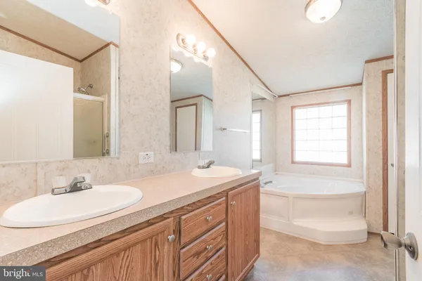 a view of a house with backyard