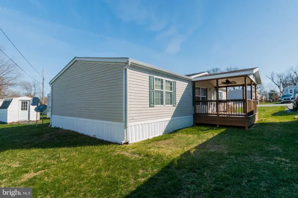 a view of a house with backyard and garden
