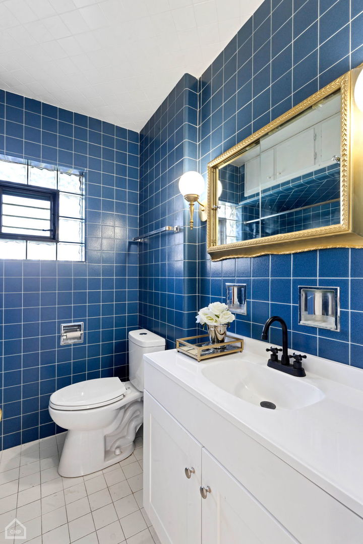 30 North Delaplaine Road Riverside, IL 60546 - Photo 15 of 21 a bathroom with a toilet a sink and mirror