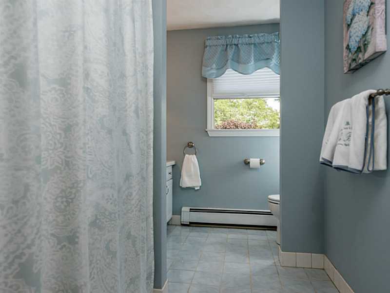 414 New River Road Lincoln, RI 02838 - Photo 19 of 25 Bathroom.