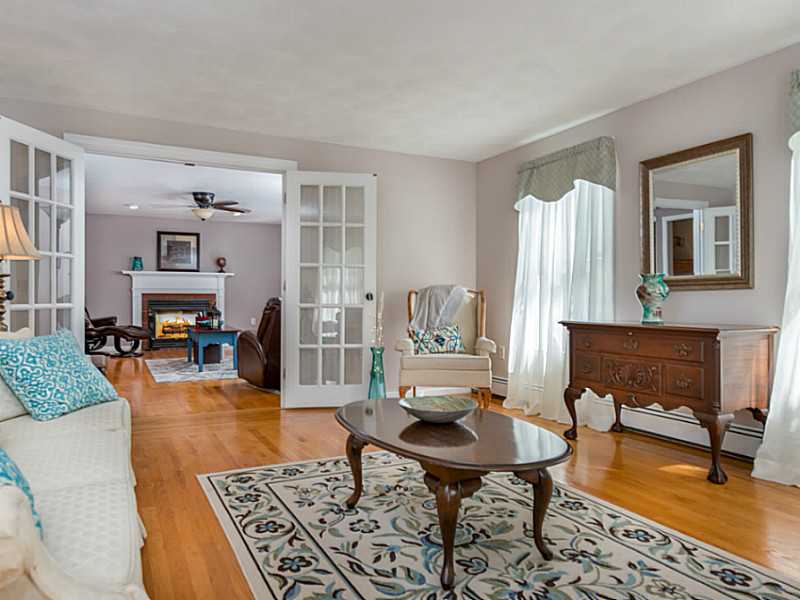 414 New River Road Lincoln, RI 02838 - Photo 4 of 25 Living Room.