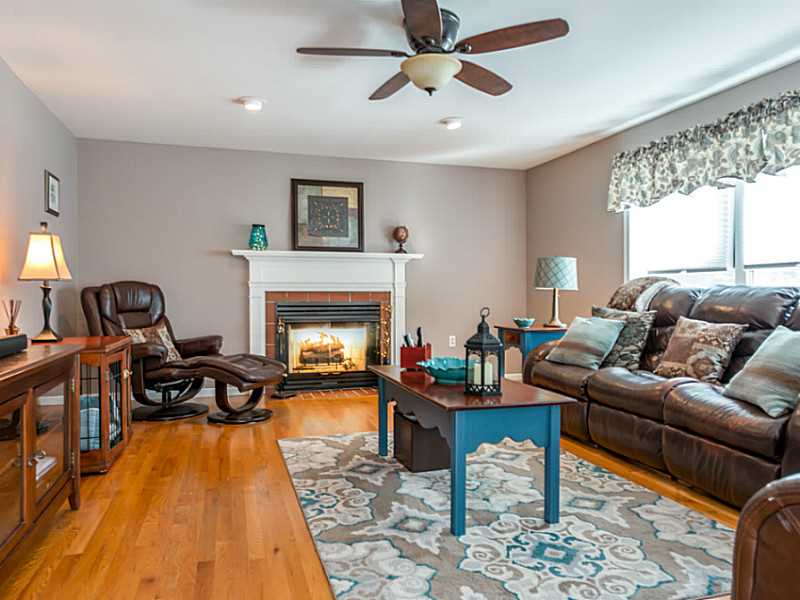 414 New River Road Lincoln, RI 02838 - Photo 5 of 25 Den/Family/Great Room.