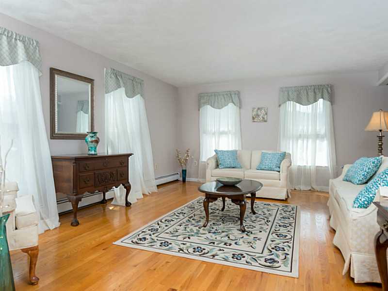 414 New River Road Lincoln, RI 02838 - Photo 6 of 25 Living Room.