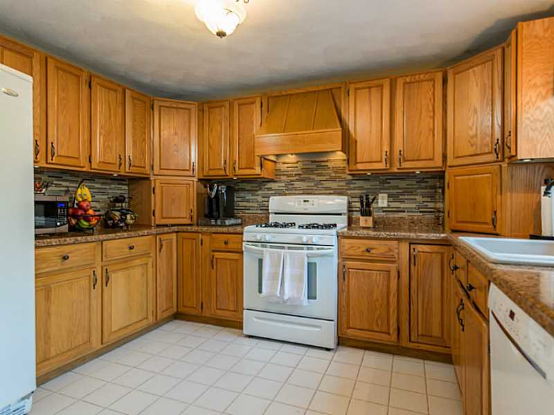 414 New River Road Lincoln, RI 02838 - Photo 9 of 25 Kitchen.