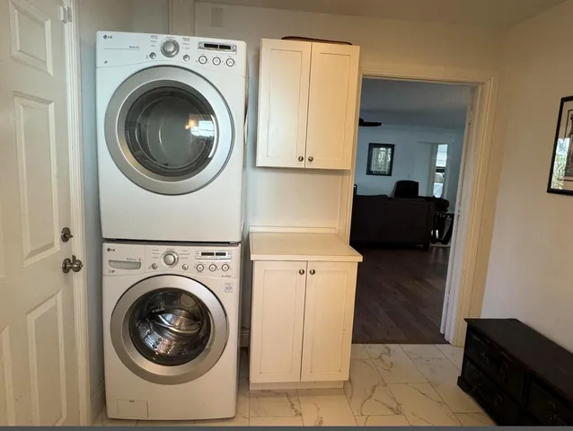 a view of entryway with washer and dryer