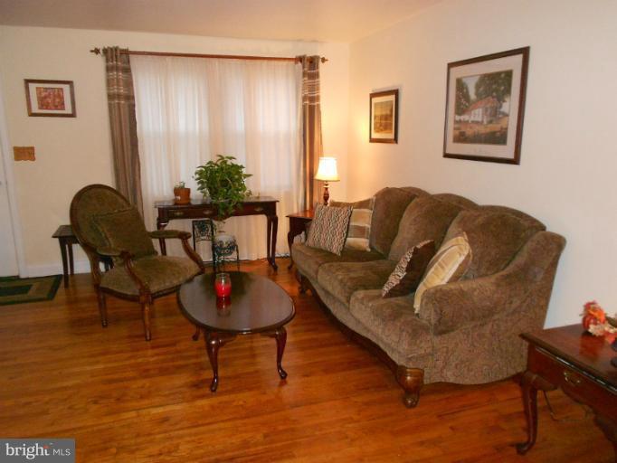 916 Reverdy Road Baltimore, MD 21212 - Photo 2 of 19 Living Room