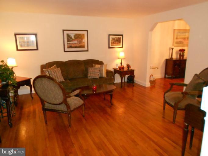 916 Reverdy Road Baltimore, MD 21212 - Photo 3 of 19 Living Room