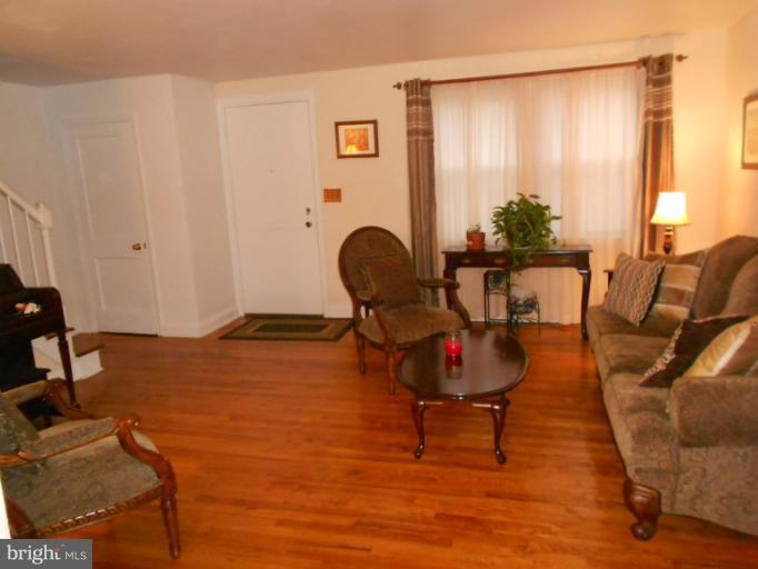 916 Reverdy Road Baltimore, MD 21212 - Photo 4 of 19 Living Room