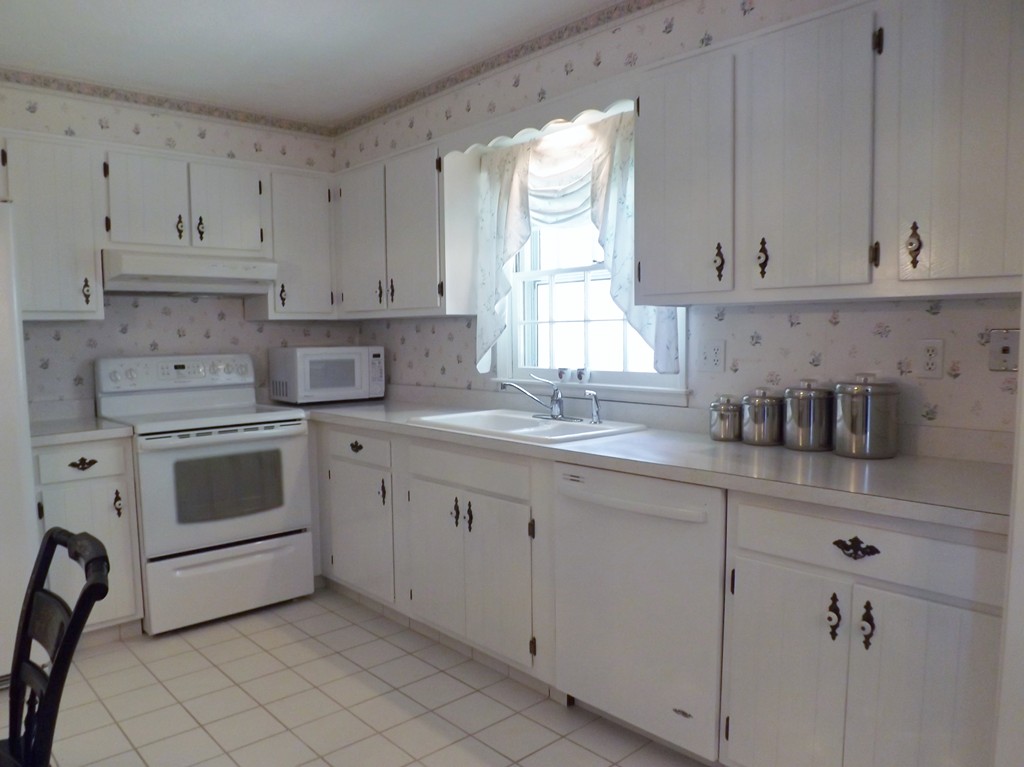 37 Old Brook Road Shrewsbury, MA 01545 - Photo 3 of 24 Gallery Image 3