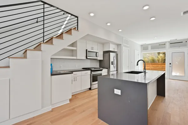 $2,600 | 2002 East 7th Street, Unit 246, Austin, TX 78702