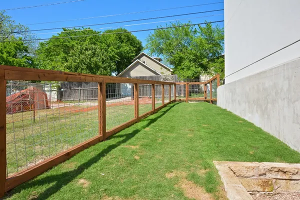 $2,600 | 2002 East 7th Street, Unit 246, Austin, TX 78702