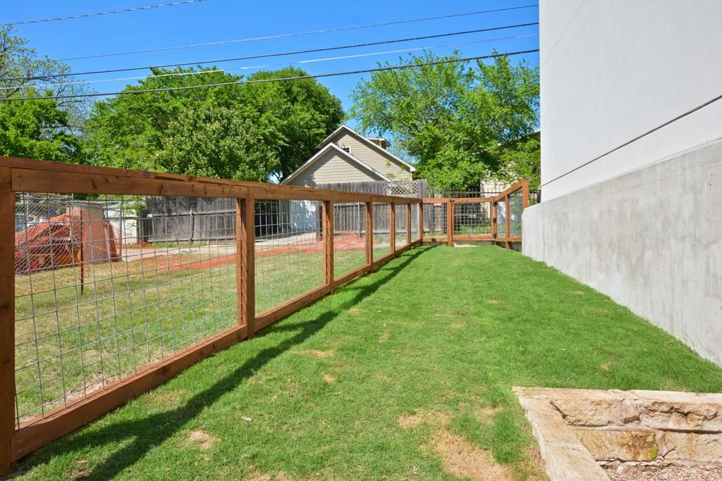 2002 East 7th Street, Unit 246 Austin, TX 78702 - Photo 25 of 25 a view of a backyard with a garden