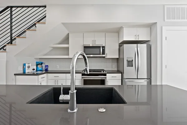 $2,600 | 2002 East 7th Street, Unit 246, Austin, TX 78702