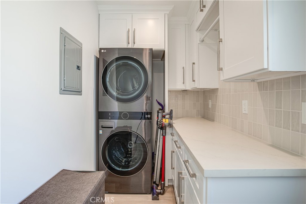 517 Davis Avenue Glendale, CA 91201 - Photo 9 of 18 a utility room with sink dryer and washer