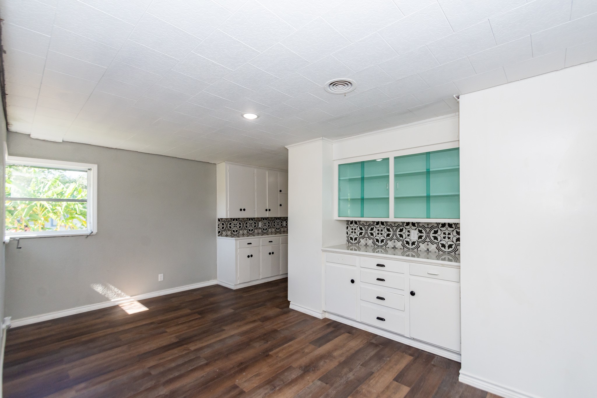 1230 West 4th Street Freeport, TX 77541 - Photo 15 of 49 Dining area with built in cabinet.