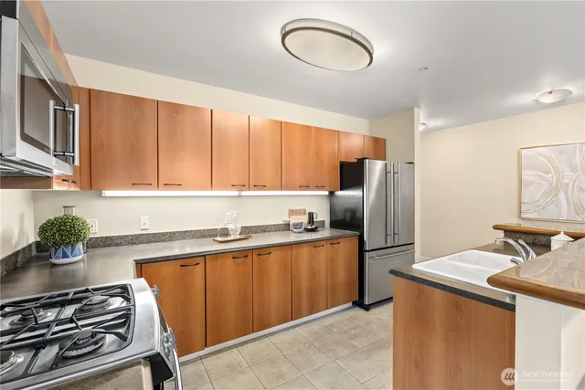 $489,000 | 22226 6th Avenue South, Unit 201, Des Moines, WA 98198