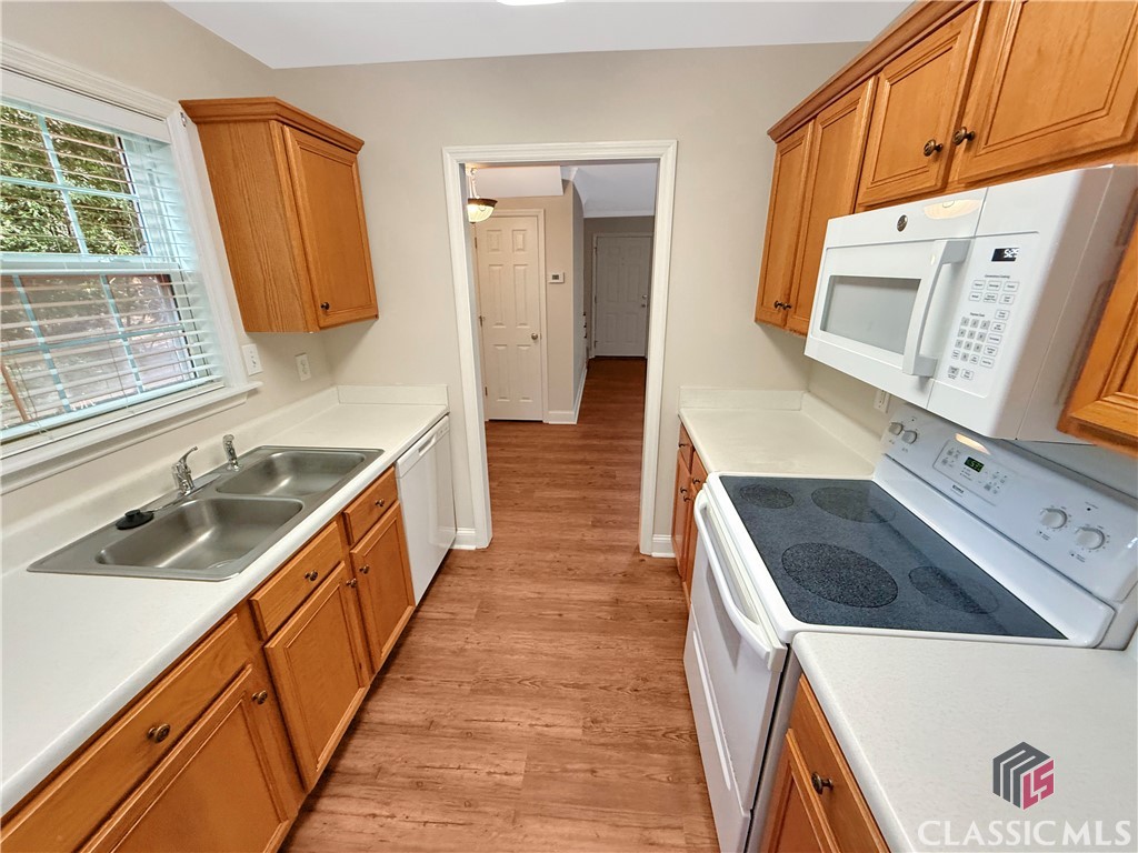 445 Logmont Trace, Unit 17 Athens, GA 30606 - Photo 11 of 28 Kitchen looking back to Breakfast nook