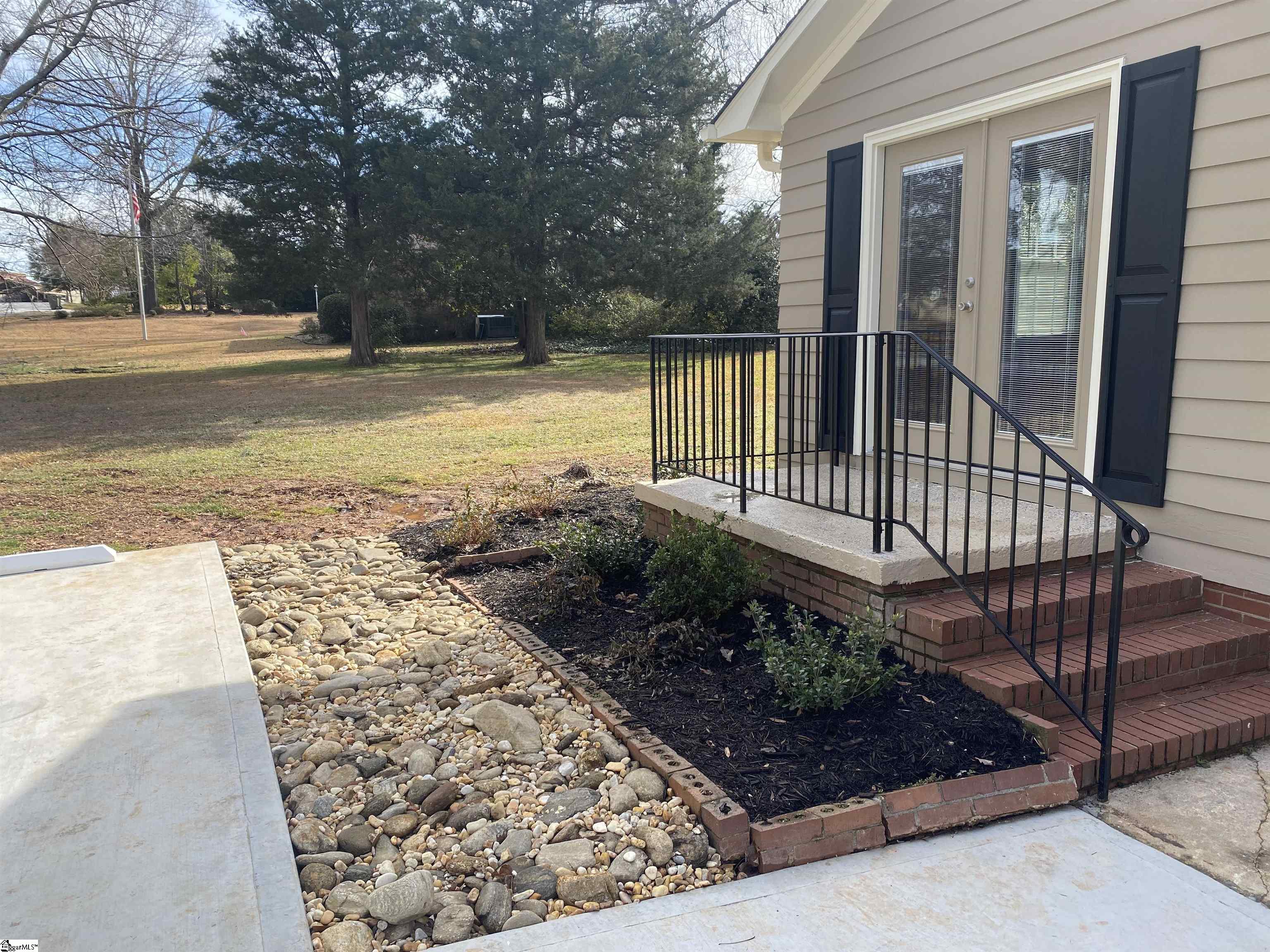 701 Cedar Street Clinton, SC 29325 - Photo 8 of 36