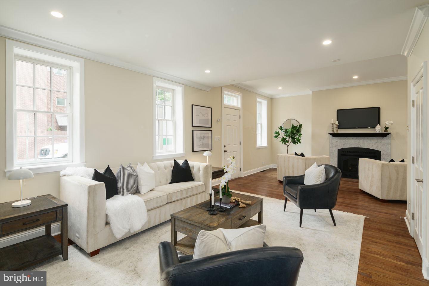 538 Spruce Street Philadelphia, PA 19106 - Photo 1 of 50 Living Room