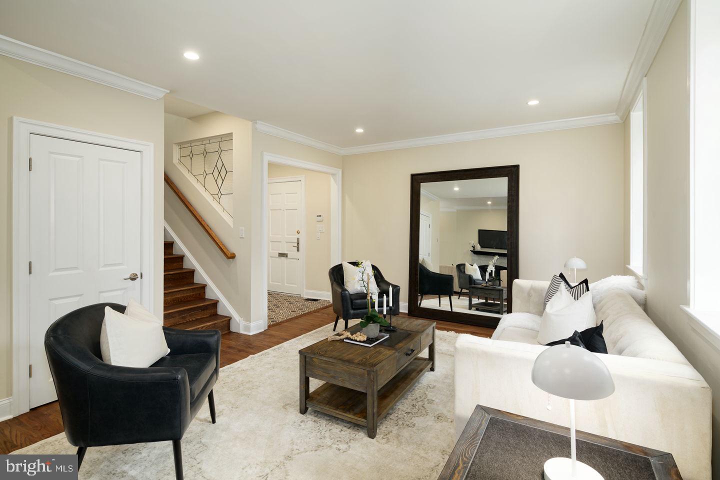 538 Spruce Street Philadelphia, PA 19106 - Photo 2 of 50 Living Room