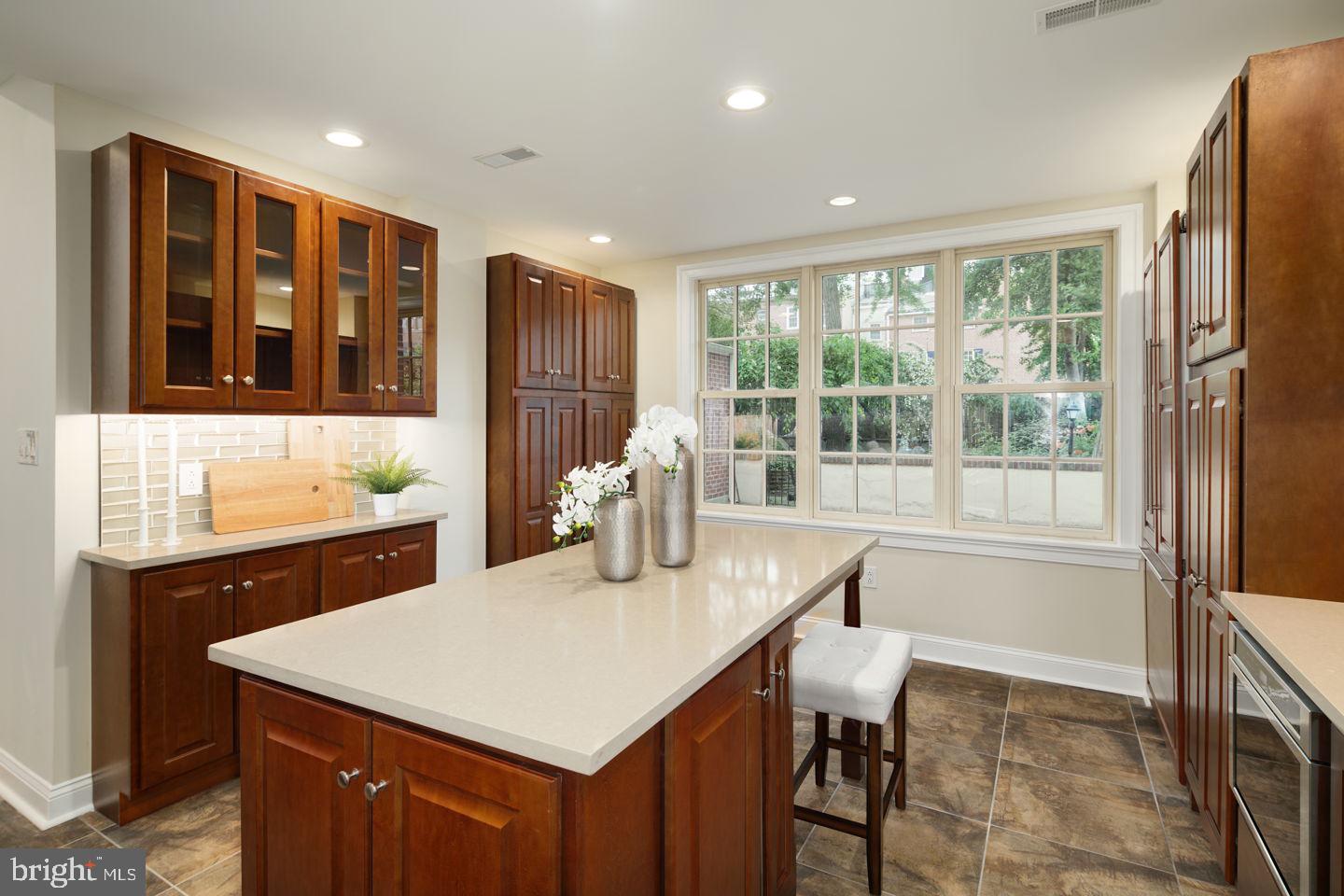 538 Spruce Street Philadelphia, PA 19106 - Photo 11 of 50 Eat in Kitchen