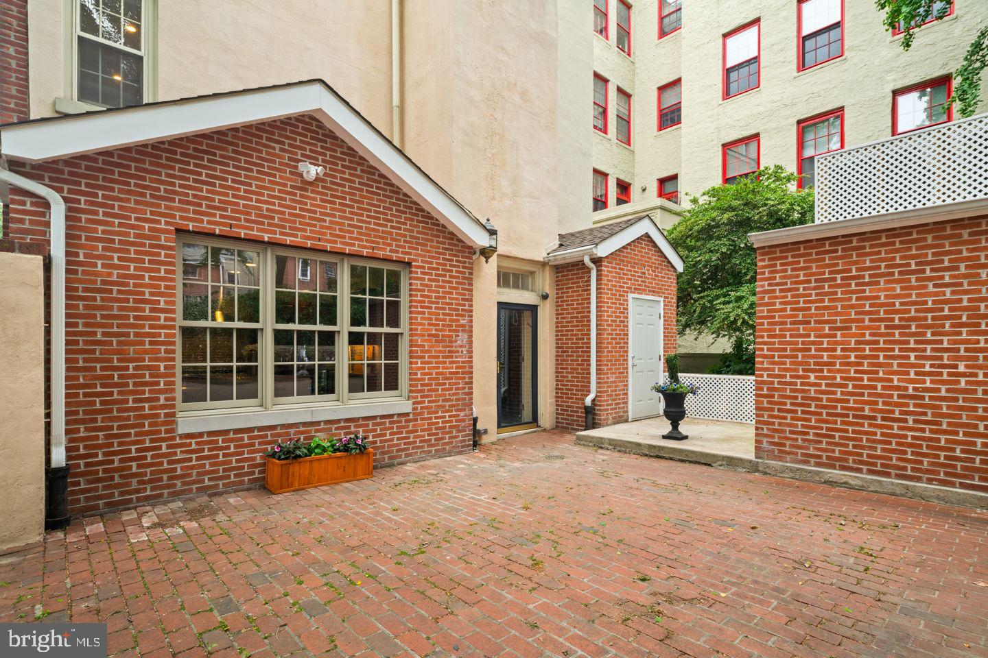 538 Spruce Street Philadelphia, PA 19106 - Photo 15 of 50 Courtyard/Parking
