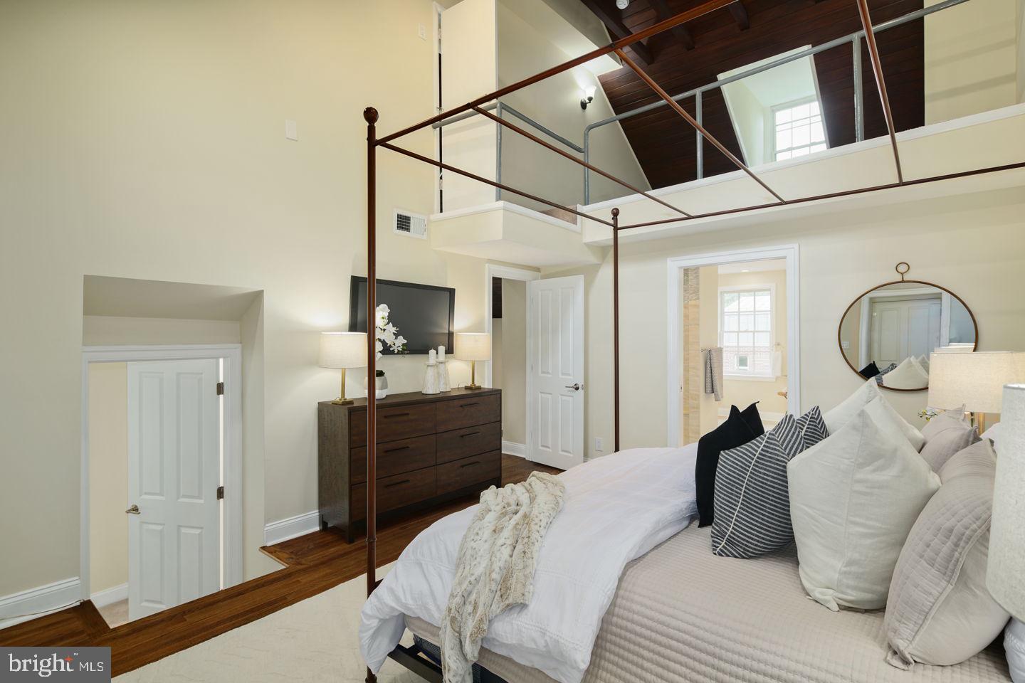 538 Spruce Street Philadelphia, PA 19106 - Photo 19 of 50 Primary Bedroom with Loft Above