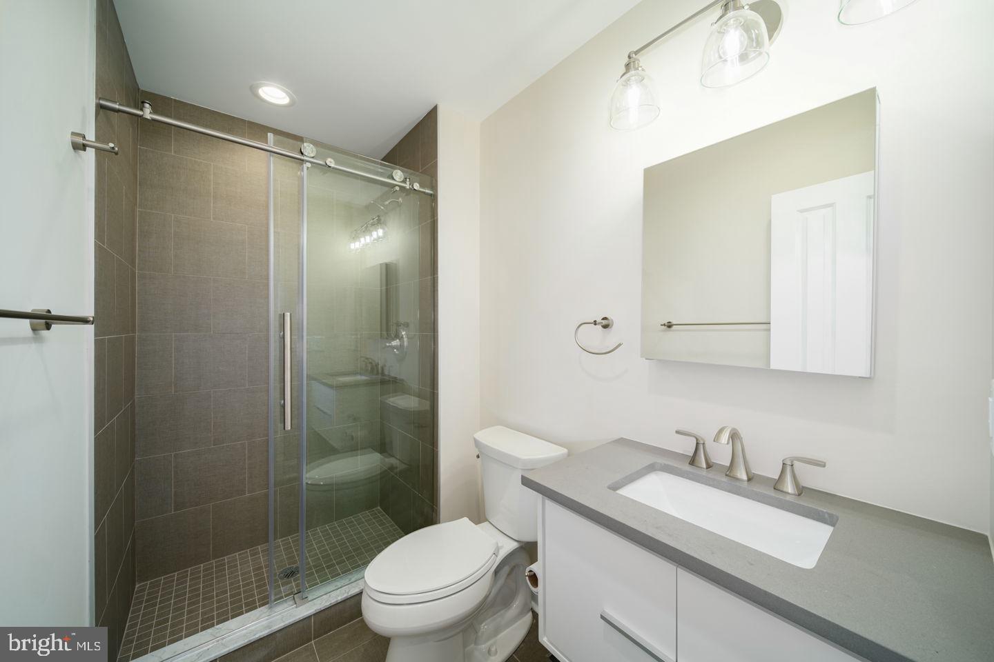 538 Spruce Street Philadelphia, PA 19106 - Photo 35 of 50 Third Bathroom