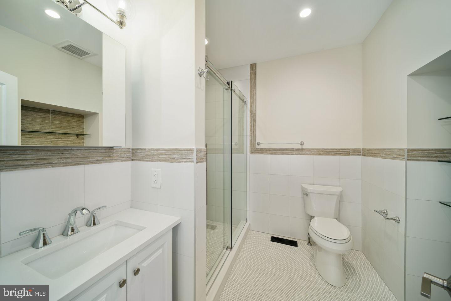 538 Spruce Street Philadelphia, PA 19106 - Photo 41 of 50 Second Bathroom