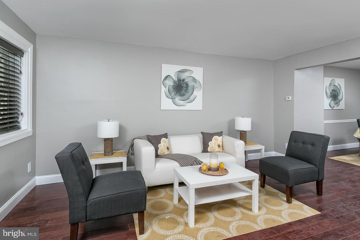 1019 Stamford Road Baltimore, MD 21229 - Photo 9 of 26 Living Room