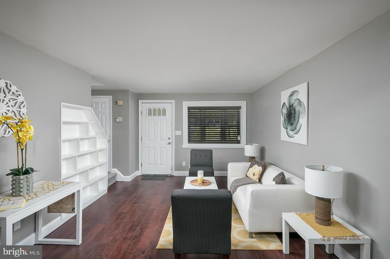 1019 Stamford Road Baltimore, MD 21229 - Photo 10 of 26 Living Room