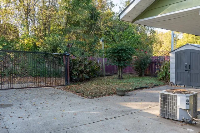 a view of a house with backyard and garden
