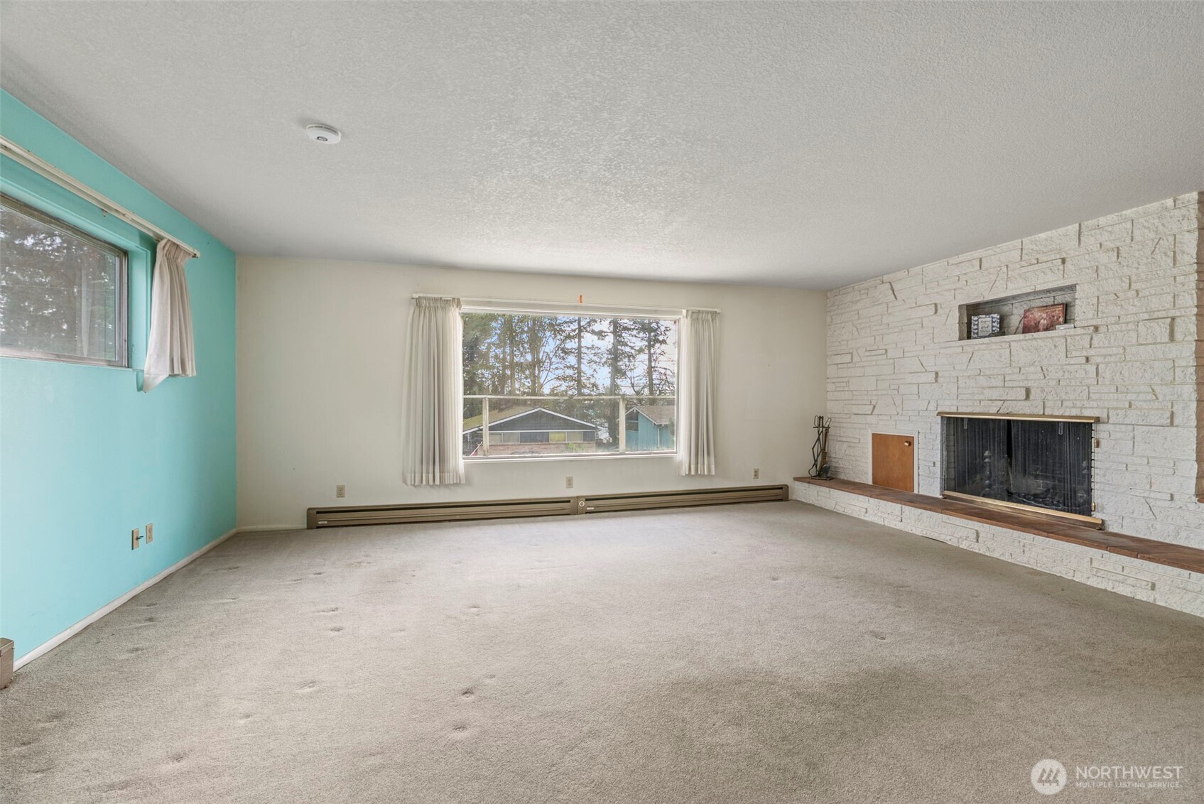 1241 Spruce Street Longview, WA 98632 - Photo 11 of 26 an empty room with windows