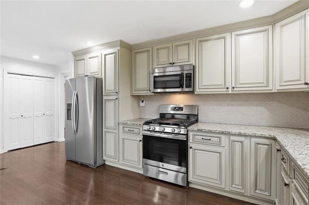 1013 El Rancho Drive Pittsburgh, PA 15220 - Photo 8 of 36