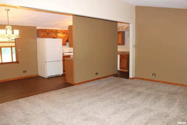 $169,900 | 218 Mc Murtry Drive, Henderson, IL 61439