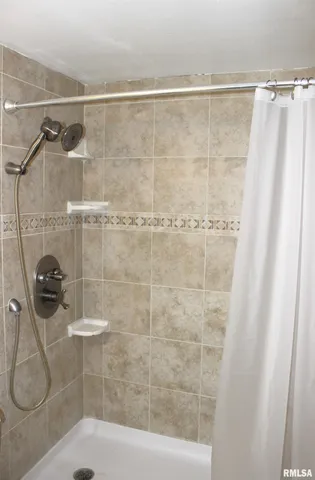 $169,900 | 218 Mc Murtry Drive, Henderson, IL 61439