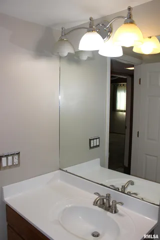 $169,900 | 218 Mc Murtry Drive, Henderson, IL 61439