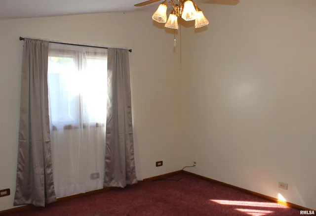 $169,900 | 218 Mc Murtry Drive, Henderson, IL 61439