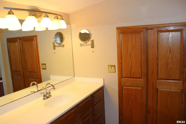 $169,900 | 218 Mc Murtry Drive, Henderson, IL 61439