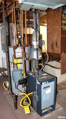 $169,900 | 218 Mc Murtry Drive, Henderson, IL 61439